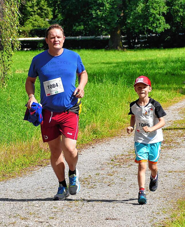Sohn Luis spornt Vater Jörg Moosmann zu einer weiteren Lauffreude an.