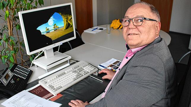 Noch sitzt Hubert Romer an seinem Arbeitsplatz im Rathaus II in Donaueschingen. Ende des Monats allerdings nicht mehr. Dann geht der ...