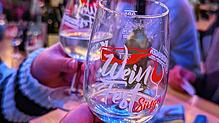 Gute Neuigkeiten für alle Schorle-Schlotzer im Hegau: Das Weinfest in Singen findet auch in diesem Jahr im Eichenhain statt.