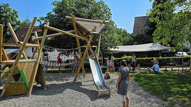 Beim Außengelände des Kinderhaues Regenbogen hat sich einiges getan. Hier herrschte während des Sommerfestes viel Betrieb.