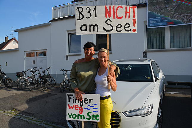 Elke Willmann und Petra Schappeler manifestieren ihre Meinung mit Plakaten.