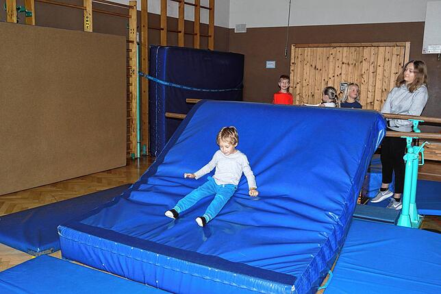 Die Matte wird zur Rutschbahn: Zum Kinderturnen des TV Markdorf kommen 319 Kinder und halten sich auch in Corona-Zeiten fit.