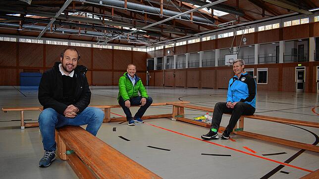 Die TuS-Vorstandsmitglieder Thomas Hausberger, Abteilung Fußball, Michael Gröer, Vorsitzender, und Herbert Obser, Abteilung Turnen (von ...