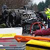 (Archivbild) Auf der Langenrainer Ortsdurchfahrt kümmern sich im Dezember 2018 die Einsatzkräfte um die Unfallautos. In diesem Auto ...