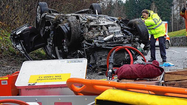 (Archivbild) Auf der Langenrainer Ortsdurchfahrt kümmern sich im Dezember 2018 die Einsatzkräfte um die Unfallautos. In diesem Auto ...
