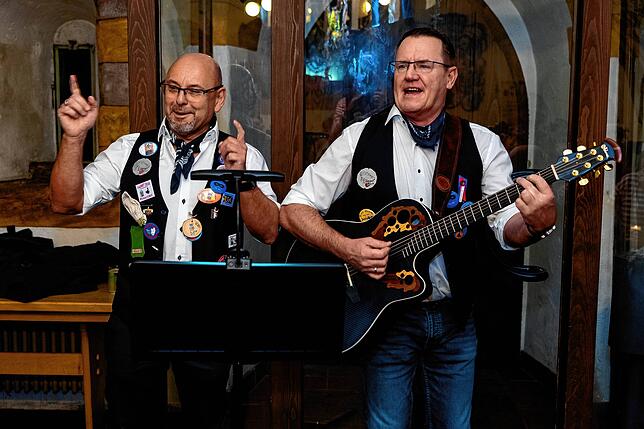 Die Gruppe &bdquo;s&lsquo;Päärle Villinger&ldquo; geht mit den Villinger Schunkelliedern auf Welttournee, zumindest musikalisch. ...
