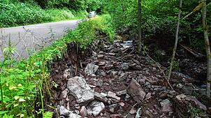 Eine Abbruchkante im Fohrenbachtal, in welchem nach dem Starkregen die Fahrbahn unterspült war. Nun stehen Baumaßnahmen an. Bild: Hardy ...