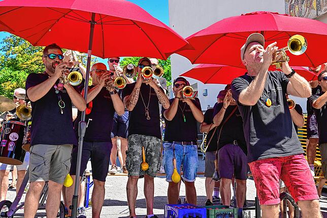 Bild 15: Stadtfest in St. Georgen: Viele Besucher schmückten das Fest. Gute Unterhaltung und schönes Wetter.