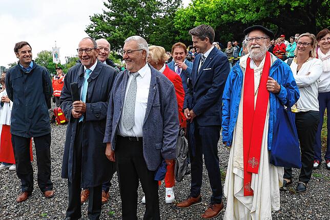 Landrat Zeno Danner (links) hat zwar an die Regenjacke gedacht, nicht aber an die Gummistiefel. Mit ihm freuen sich der ehemalige Mooser ...