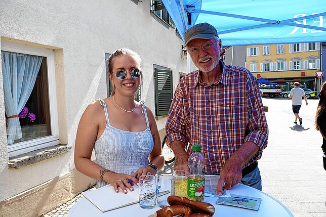 Karsten Sohns im Gespräch mit SÜDKURIER-Redakteurin Lisa Sperlich. Für die Sommerredaktion hat er sogar extra einen Zeitungsausschnitt ...