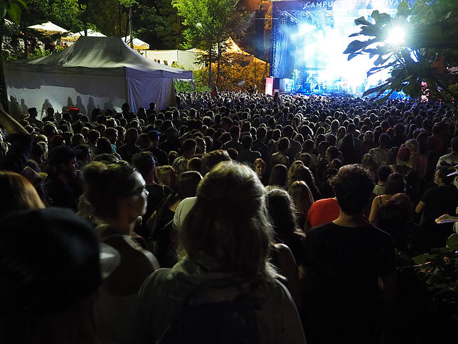 23:29 Uhr: Der Auftritt der Band Von Wegen Lisbeth an Tag eins des Campus Festivals 2018 strebt auf seinen Höhepunkt zu.