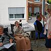 Die Hausgäste Maria Margarete Sprenger, Ingeborg Dreide und Georg Dold nehmen am Tanzcafe der Lebensstätte Helianthum in Steißlingen ...