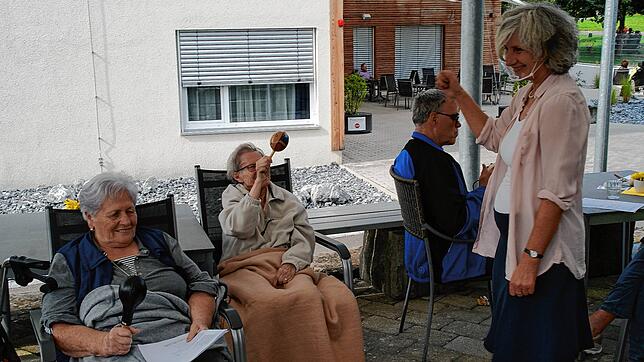 Die Hausgäste Maria Margarete Sprenger, Ingeborg Dreide und Georg Dold nehmen am Tanzcafe der Lebensstätte Helianthum in Steißlingen ...