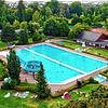 Das Donaueschinger Parkschwimmbad vor der Pandemie im September 2019. An der Einrichtung nagt der Zahn der Zeit. Doch es gibt ...