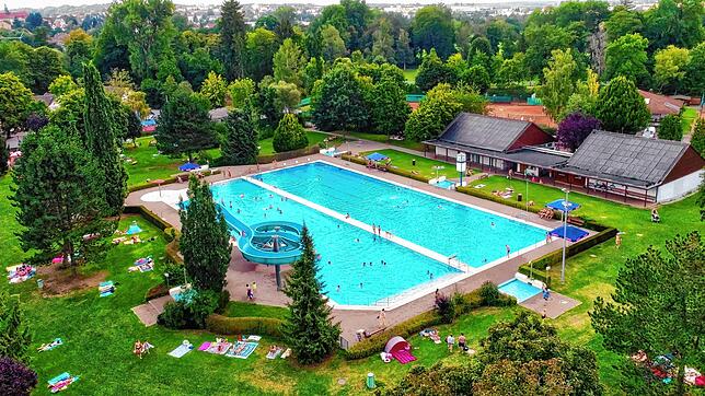 Das Donaueschinger Parkschwimmbad vor der Pandemie im September 2019. An der Einrichtung nagt der Zahn der Zeit. Doch es gibt ...