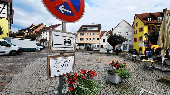 Schilder mit Parkverboten, die ab Freitag um 11 Uhr gelten, weisen bereits auf „Music and Wine“ am Wochenende des 25. und ...