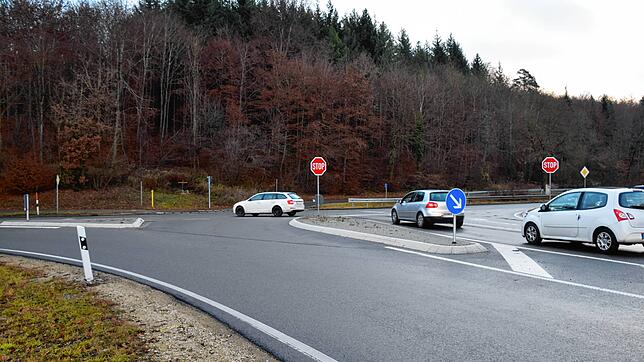 Die Stoppstelle vor der Bundesstraße 313: Wer von Wahlwies oder der Autobahnabfahrt Stockach West kommt, muss an dieser Stelle mit ...