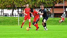 Luis Richter (rechts) schoss das 1:0 für die SG Marbach/Rietheim in der Partie gegen den FC Bad Dürrheim (Mateo Radosavjevic (links) und ...