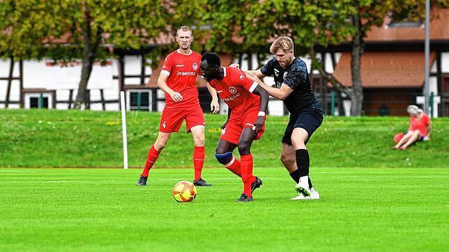 Luis Richter (rechts) schoss das 1:0 für die SG Marbach/Rietheim in der Partie gegen den FC Bad Dürrheim (Mateo Radosavjevic (links) und ...
