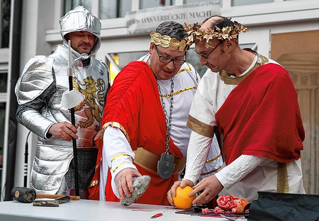 Bild 19: Rathaussturm in Moos: Gemeinde wehrt sich als römische Armee – Die Bilder vom Fasnacht-Spektakel!