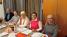 von links: Dirigent Mark-Daniel Schmid, Klaudija Pothke (10 Jahre), Vorsitzende Sabine Kokocz, Stellvertreterin Gaby Alfano und ...