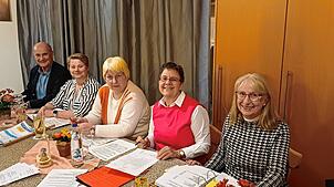 von links: Dirigent Mark-Daniel Schmid, Klaudija Pothke (10 Jahre), Vorsitzende Sabine Kokocz, Stellvertreterin Gaby Alfano und ...