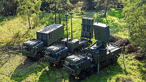 Deutsches IRIS-T-Luftabwehrsystem aus Überlingen am Bodensee. Ein Kommando-Wagen (links), neben der Feuereinheit (Mitte) und dem ...
