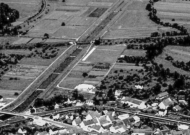Luftbildausschnitt aus dem Jahr 1968: Auch hier sind noch beide Brücken, die Stahlgitterbrücke sowie die Stabbogenbrücke noch vorhanden. ...