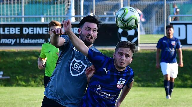 Matchwinner: Der eingewechselte Arber Islami (rechts, gegen Orhan Tatli) bereitete kurz vor Schluss mit beherztem Einsatz den ...