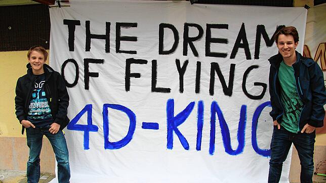 &bdquo;The dream of fyling&ldquo; &ndash; Jan Eberhard (links) und sein großer Bruder Kai haben mit einer Drohne acht Orte der Stadt ...