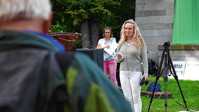 Johanna Findeisen bei einer Demonstration gegen die Coronamaßnahmen am 3. Oktober 2021 im Stadtgarten in Konstanz. Sie sitzt wegen ...