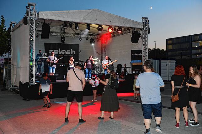 Bild 17: Seenachtfest 2024: Party auf dem Festgelände. Hier sorgen DJs und Bands für Stimmung bei den Gästen