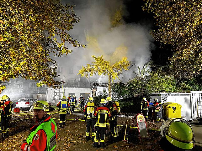 Die Feuerwehr kann mit zehn Fahrzeugen und 50 Einsatzkräften das Übergreifen von der Garage auf das Wohngebäude verhindern.