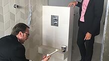 Prüfender Blick im Bad: Bald sind die Zimmer im Anbau fertig.