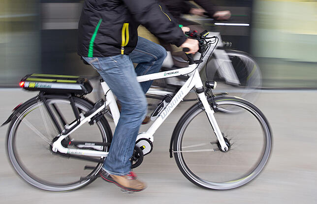 Bequem, aber gefährlich: Fahrradfahren mit einem Elektromotor.