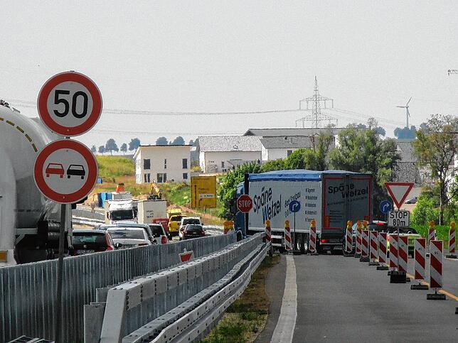 Im Zuge der Arbeiten an der Bundesstraße kommt es durchaus vor, dass der Verkehr stockt.