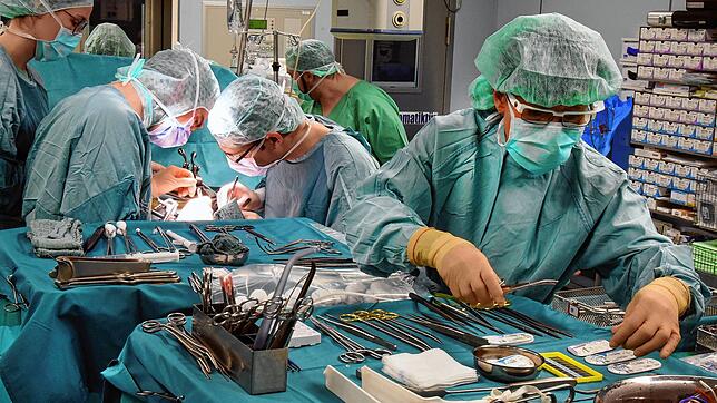 Organspenden sind auch in der Schweiz ein rares Gut. Fast 1500 Menschen warten dort derzeit auf ein Organ. Das Problem liegt nach ...