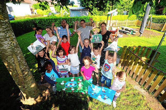 Ein Teil der Kinder des Kinderhauses Sonnenschein in Mühlhofen, die den Namenswettbewerb für den SÜDKURIER-Storch gewonnen haben. Sie ...