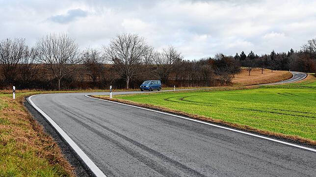 Die Kreisstraße K6172 zwischen Dettingen und Dingelsdorf. Die Stadtratsfraktion der Grünen möchte, dass sie als Fahrradstraße ...
