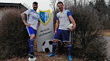 Marco Knobelspies (links) und Steffen Schneider an dem Ort, wo sie die meiste Freizeit verbringen: Vor dem Vereinsheim des SV ...