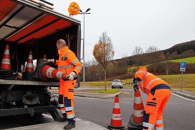 Dietmar Fluck und Tobias Schäuble: Das Absperren von Fahrbahnen, um ihre Kollegen zu sichern, gehört zu den wichtigsten Aufgaben der beiden.