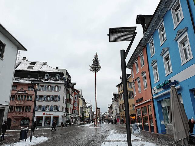 Zwischen den Laternen – da wird es ziemlich eng. Die Bickenstraße, der narrenbaum und die Herausforderung einer schmalen Schneise.