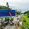 Hier montiert die Hery GmbH eine Schilderbrücke über die Hochrheinautobahn bei Rheinfelden. Es handelt sich um ein Display-Schild, das ...