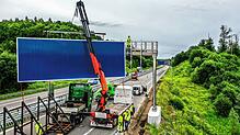 Hier montiert die Hery GmbH eine Schilderbrücke über die Hochrheinautobahn bei Rheinfelden. Es handelt sich um ein Display-Schild, das ...