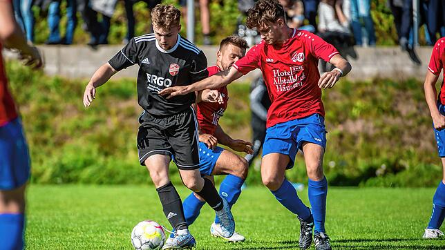 Punkt gesichert: Dennis Matt (links, im Hinspiel gegen Niklas Hackmann ) traf für den FC Dachsberg zum 2:2-Endstand bei der SG ...
