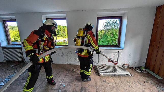 Die Suche nach dem Brandherd führt auch dazu, dass manche Räume ausgeschlossen werden können. Die Einsatzkräfte müssen aber prüfen, ob ...