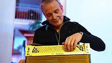 Christian Zehnder mit einem seiner Instrumente – einem halbierten Akkordeon.