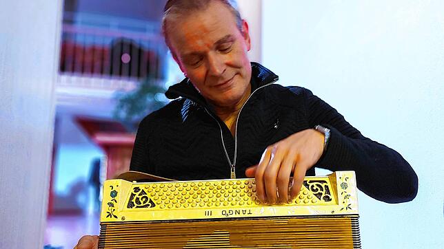 Christian Zehnder mit einem seiner Instrumente – einem halbierten Akkordeon.