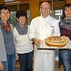 Xaver Wolfsteiner überreicht Andrea Gut, Renate Gut und Barbara Straub (von links) zum 40. Jahrestag der Altpapiersammlungen eine selbst ...