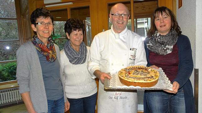 Xaver Wolfsteiner überreicht Andrea Gut, Renate Gut und Barbara Straub (von links) zum 40. Jahrestag der Altpapiersammlungen eine selbst ...